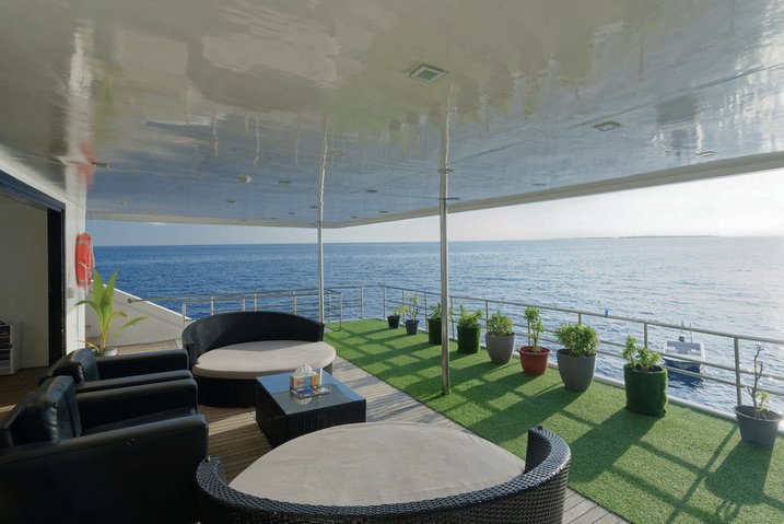 Terraza exterior del Dream Maldives